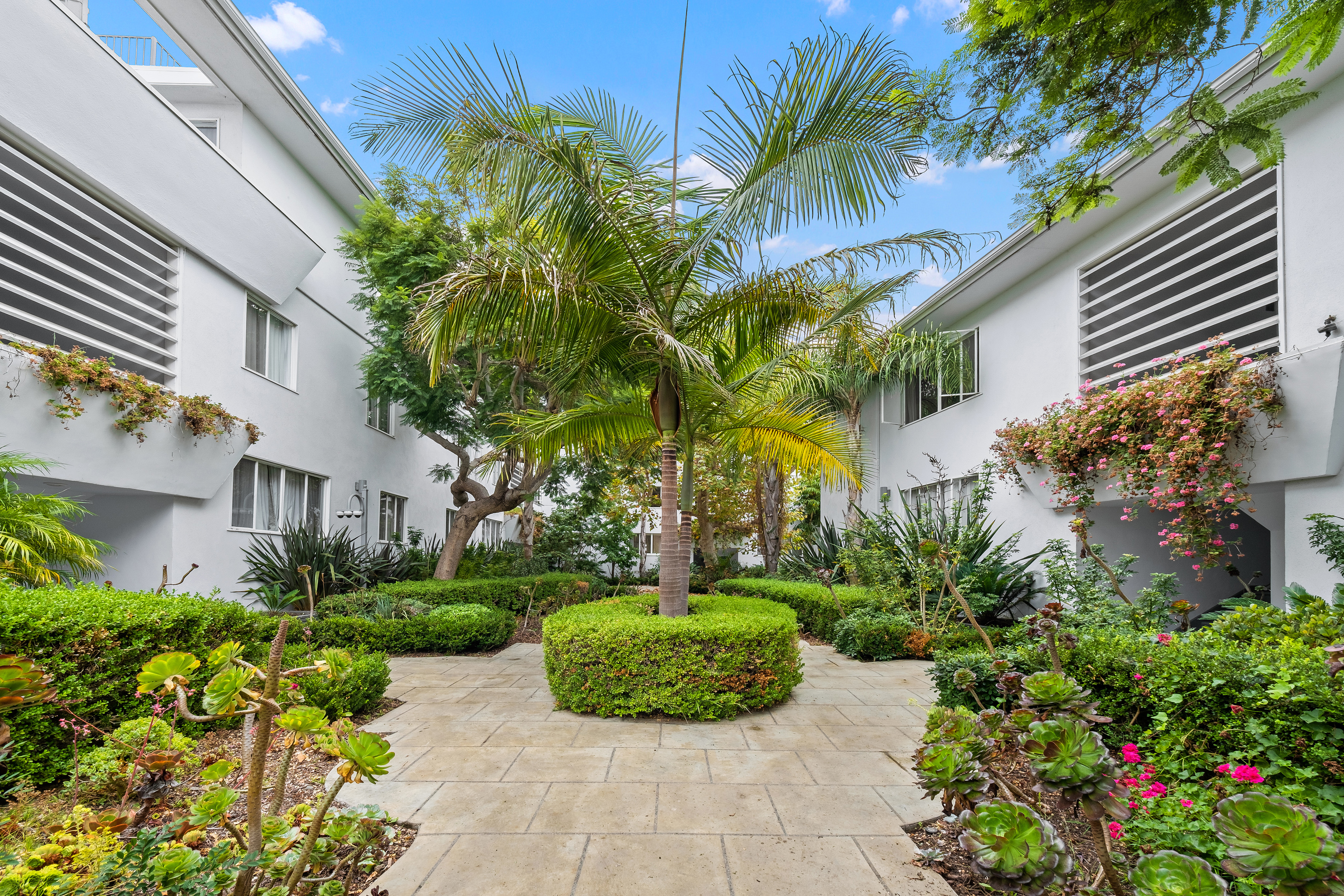 Charming 1 bedroom in Santa Monica, top floor — 134 C San Vicente Blvd, Santa Monica, CA 90402 — 1 bed, 1 bath, 670 sqft — for lease