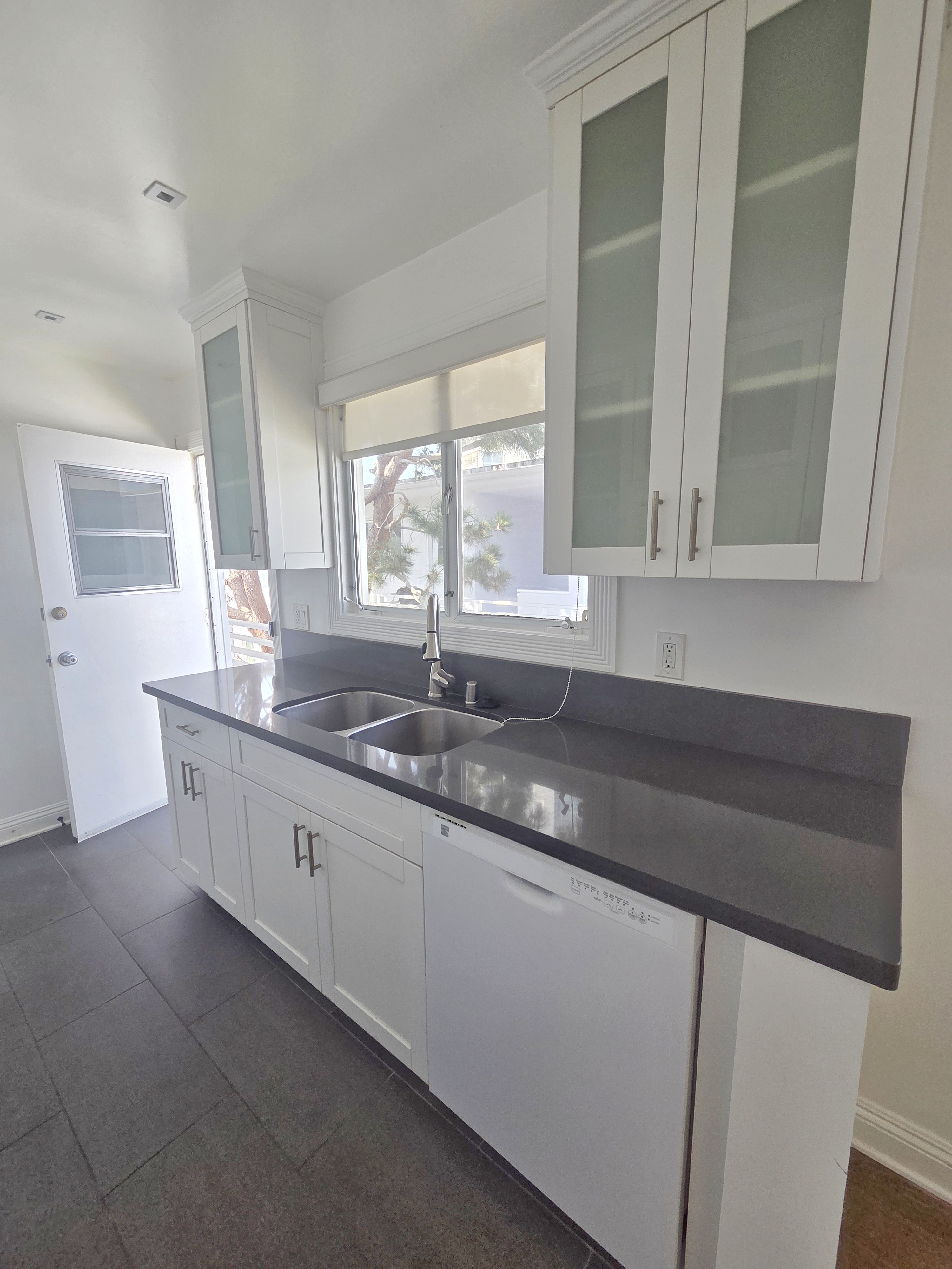 Charming 1 bedroom in Santa Monica, top floor — 134 C San Vicente Blvd, Santa Monica, CA 90402 — 1 bed, 1 bath, 670 sqft — for lease — photo 2