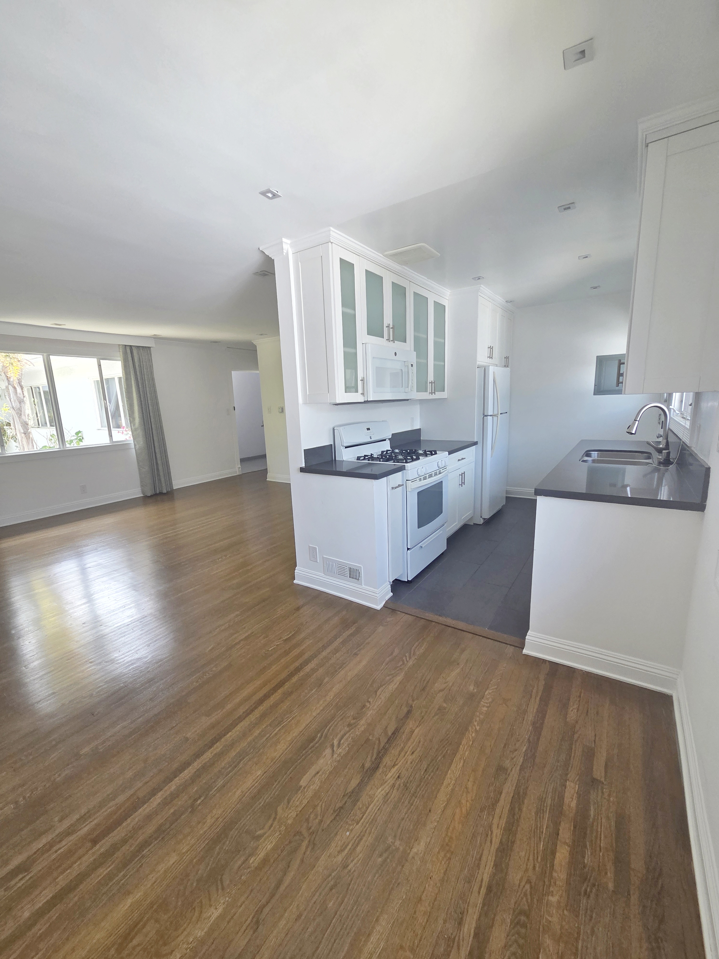 Charming 1 bedroom in Santa Monica, top floor — 134 C San Vicente Blvd, Santa Monica, CA 90402 — 1 bed, 1 bath, 670 sqft — for lease — photo 4