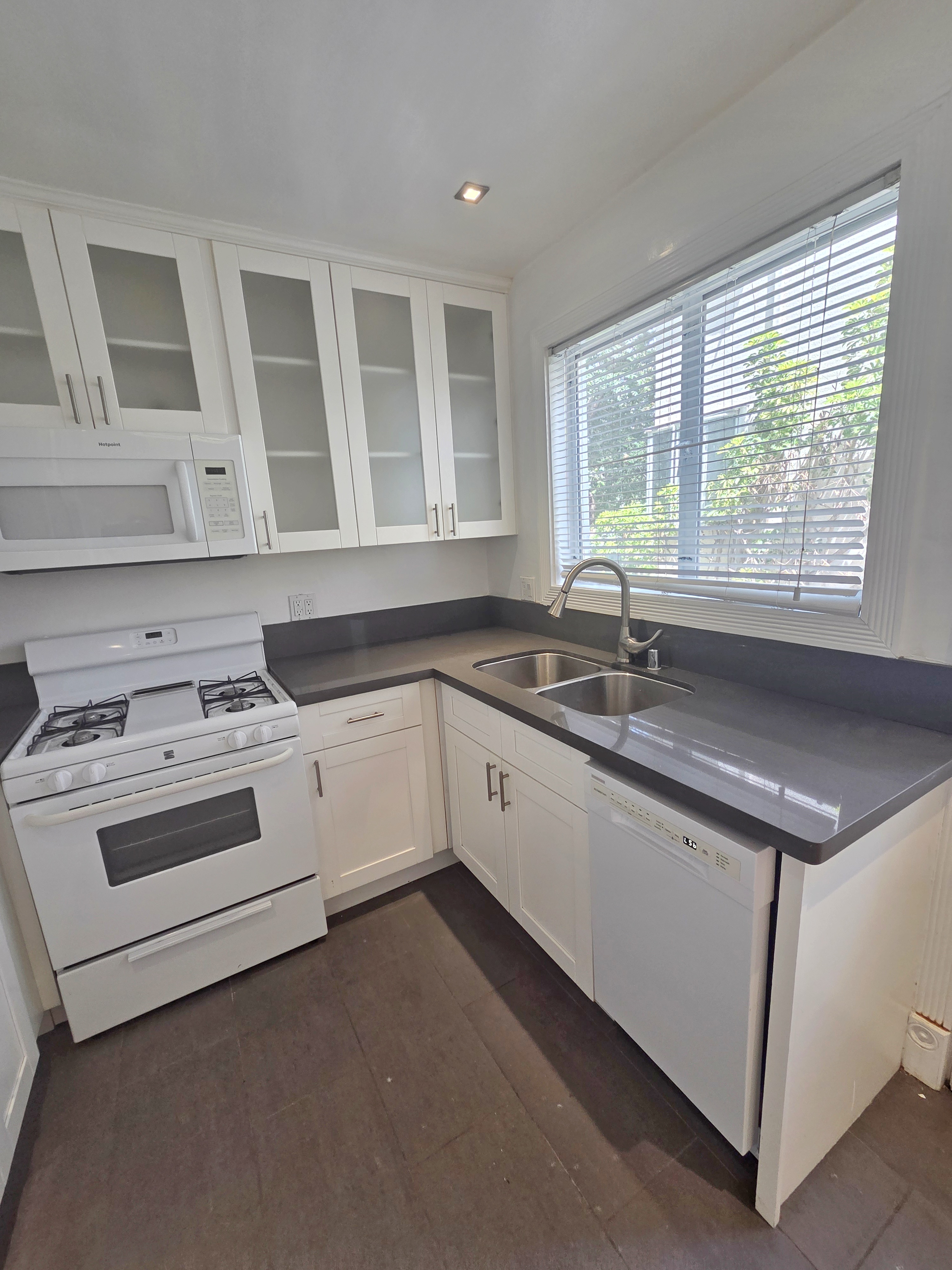 One bedroom and 2 min walk from the panoramic ocean views — 142 B San Vicente Blvd, Santa Monica, 90402 — 1 bed, 1 bath, 670 sqft — for lease — photo 3