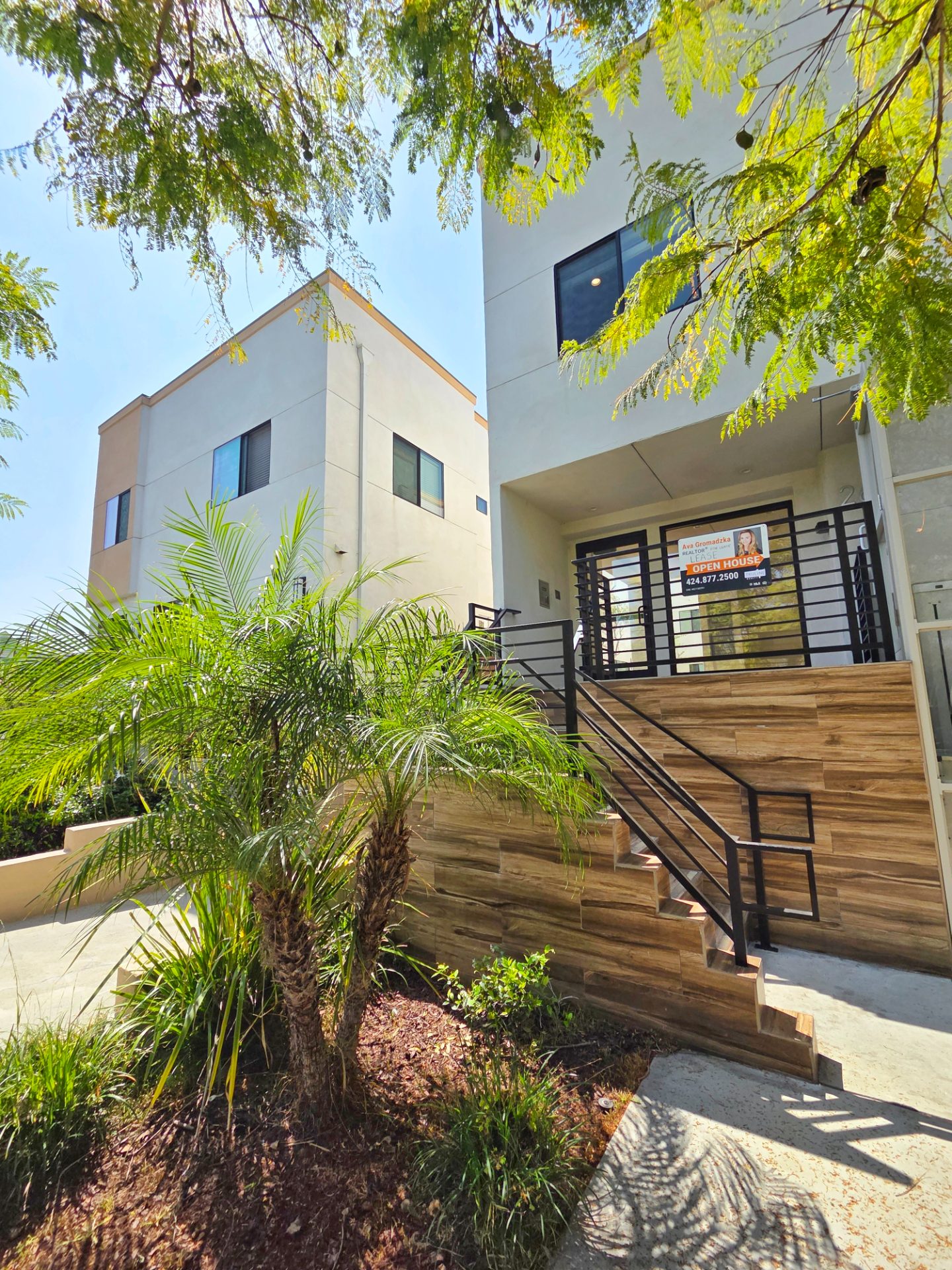 3 bedrooms in a 2-storey unit in West Adams area — 2651 S Hobart Blvd, Los Angeles, CA 90018 — 3 bed, 2.5 bath, 1,179 sqft — for lease — photo 3