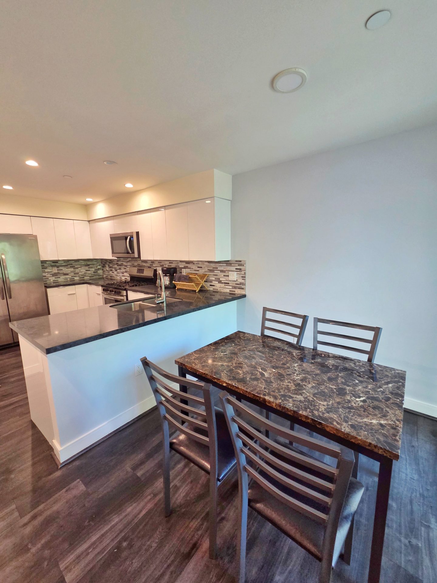 3 bedrooms in a 2-storey unit in West Adams area — 2651 S Hobart Blvd, Los Angeles, CA 90018 — 3 bed, 2.5 bath, 1,179 sqft — for lease — photo 4