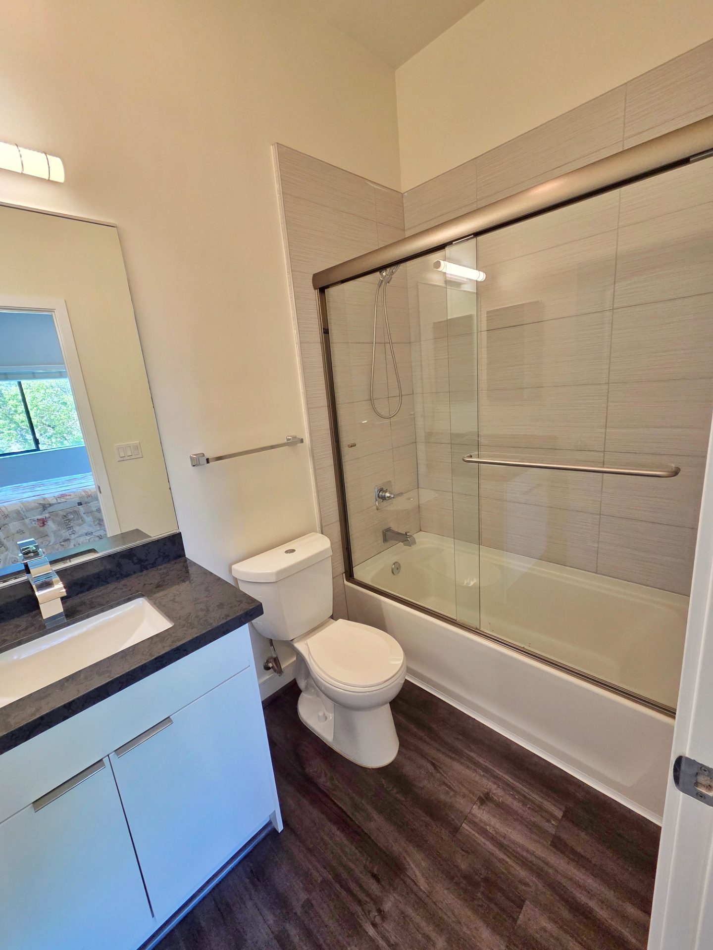 3 bedrooms in a 2-storey unit in West Adams area — 2651 S Hobart Blvd, Los Angeles, CA 90018 — 3 bed, 2.5 bath, 1,179 sqft — for lease — photo 7