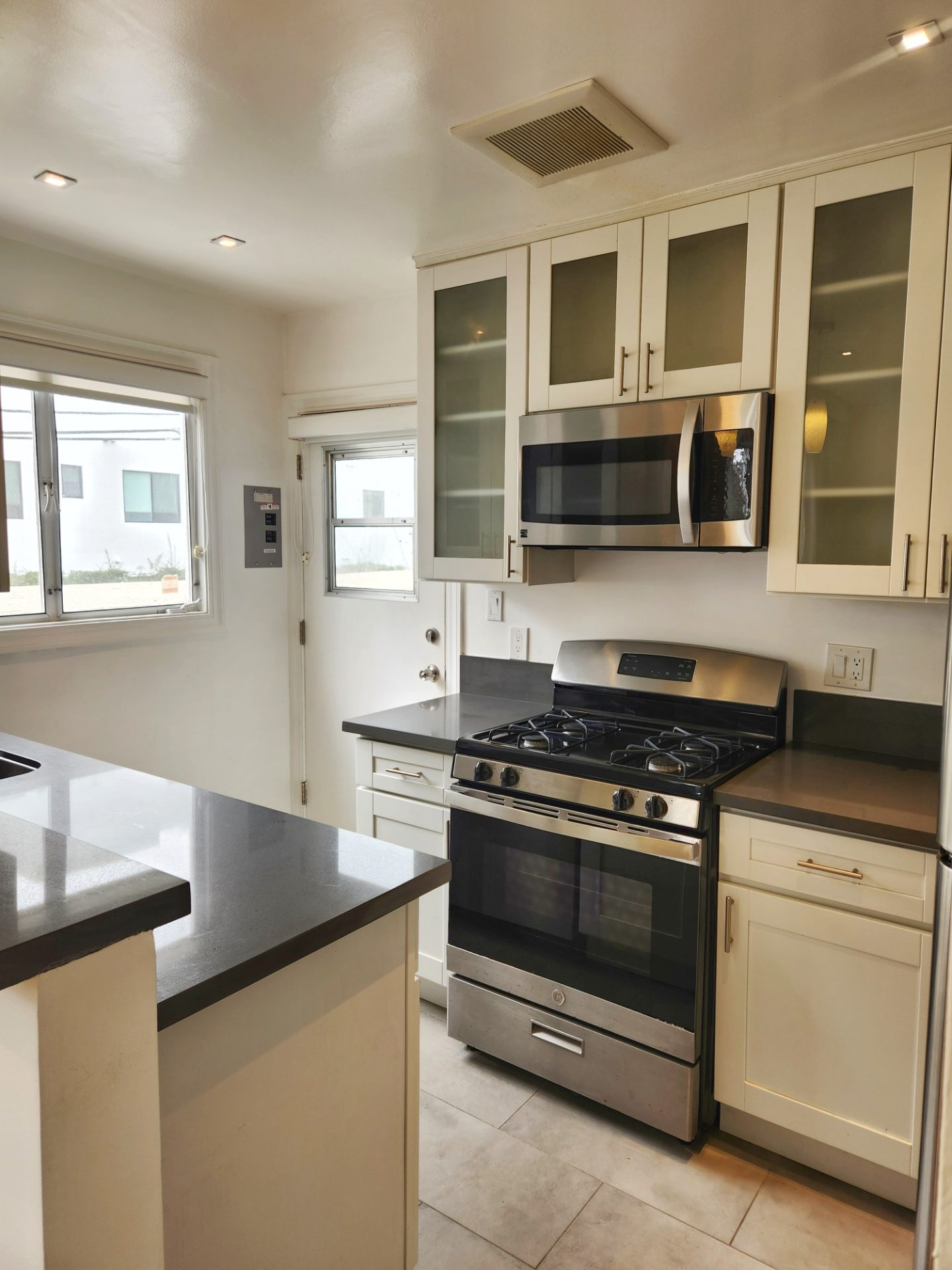 Charming 1 bedroom in Santa Monica — 136 A San Vicente Blvd, Santa Monica, CA 90402 — 1 bed, 1 bath, 670 sqft — for lease — photo 5