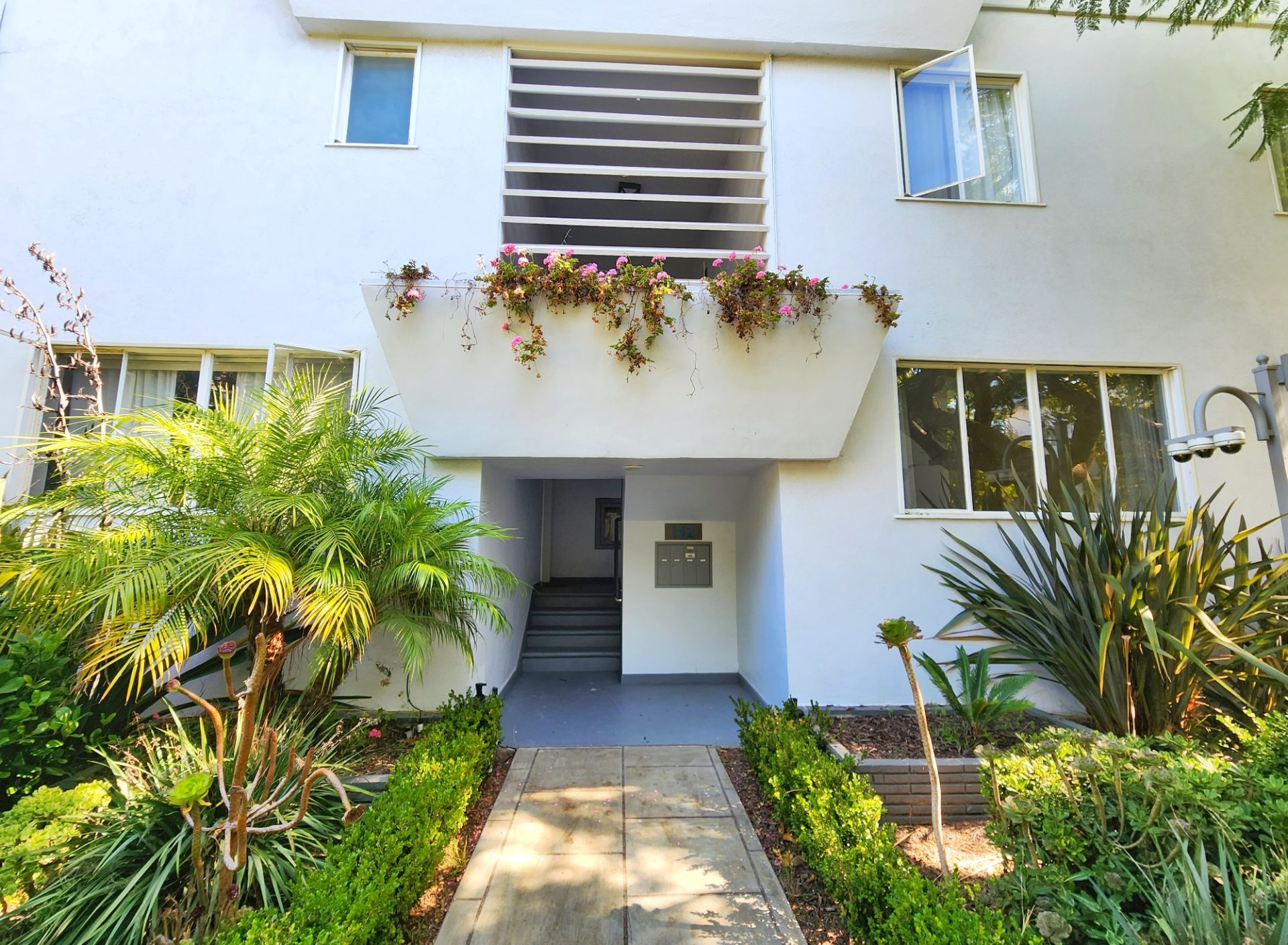 One bedroom and 2 min walk from the panoramic ocean views — 142 A San Vicente Blvd, Santa Monica, 90402 — 1 bed, 1 bath, 670 sqft — for lease — photo 3