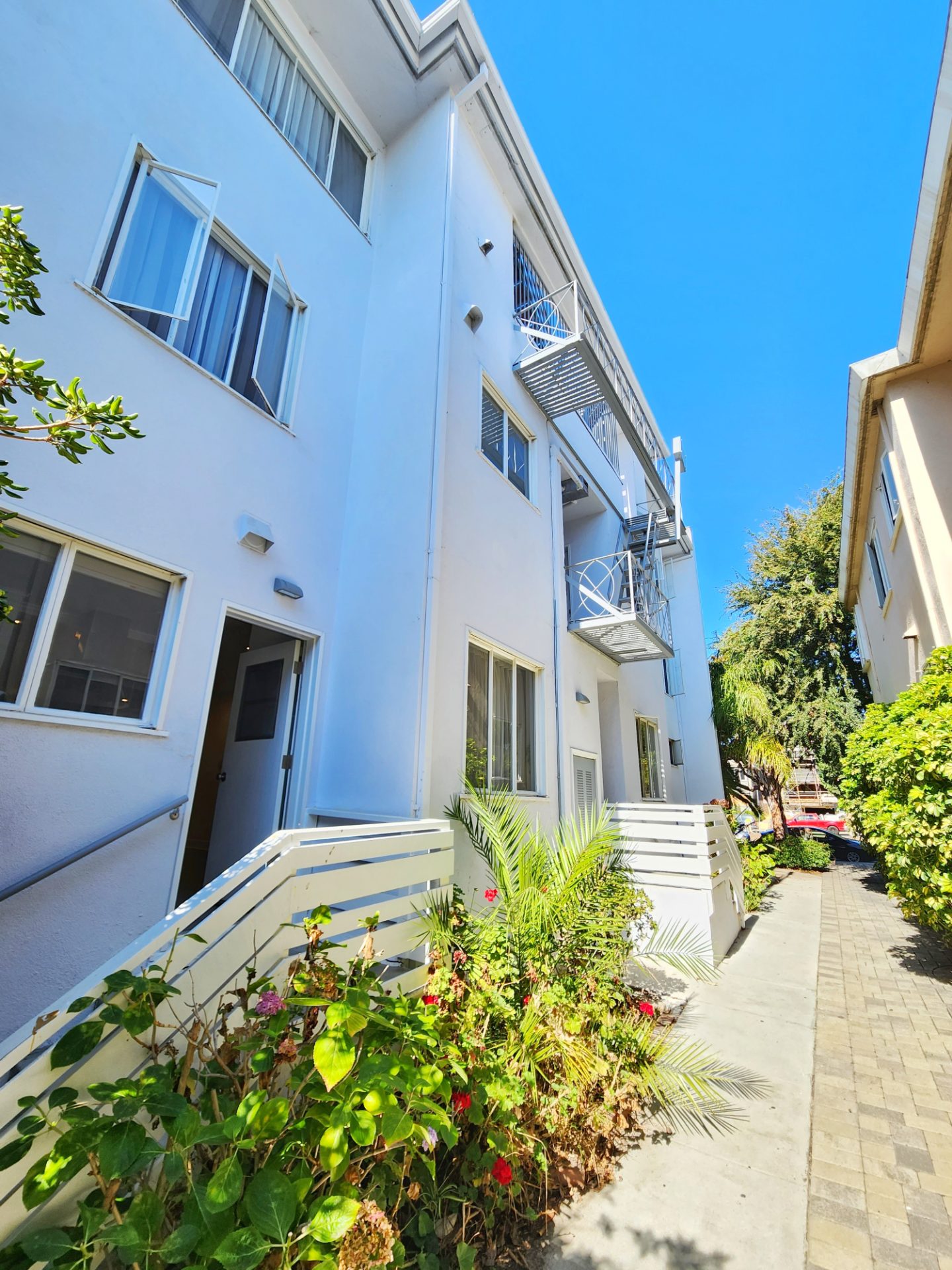 One bedroom and 2 min walk from the panoramic ocean views — 142 A San Vicente Blvd, Santa Monica, 90402 — 1 bed, 1 bath, 670 sqft — for lease — photo 4