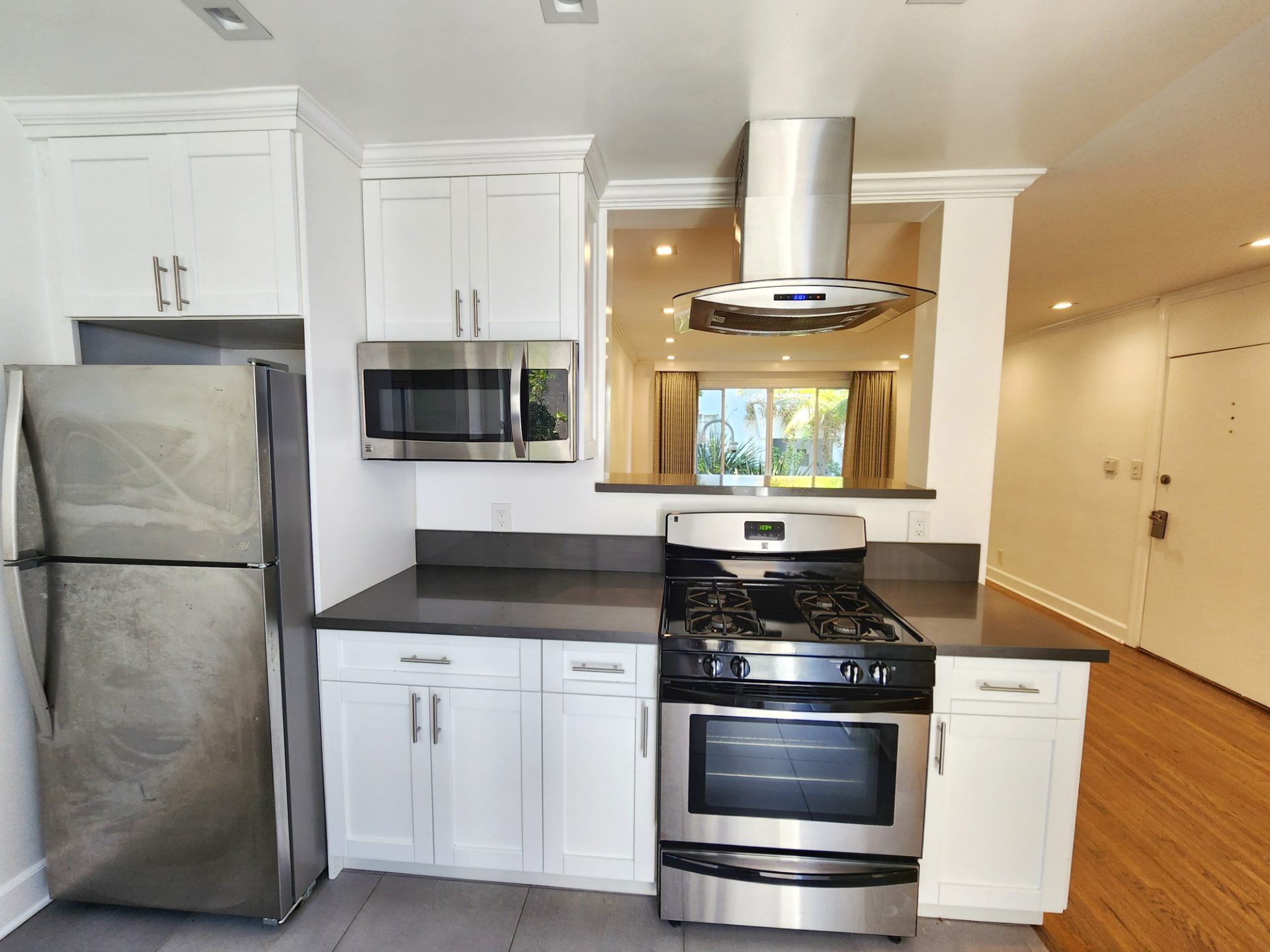 One bedroom and 2 min walk from the panoramic ocean views — 142 A San Vicente Blvd, Santa Monica, 90402 — 1 bed, 1 bath, 670 sqft — for lease — photo 6