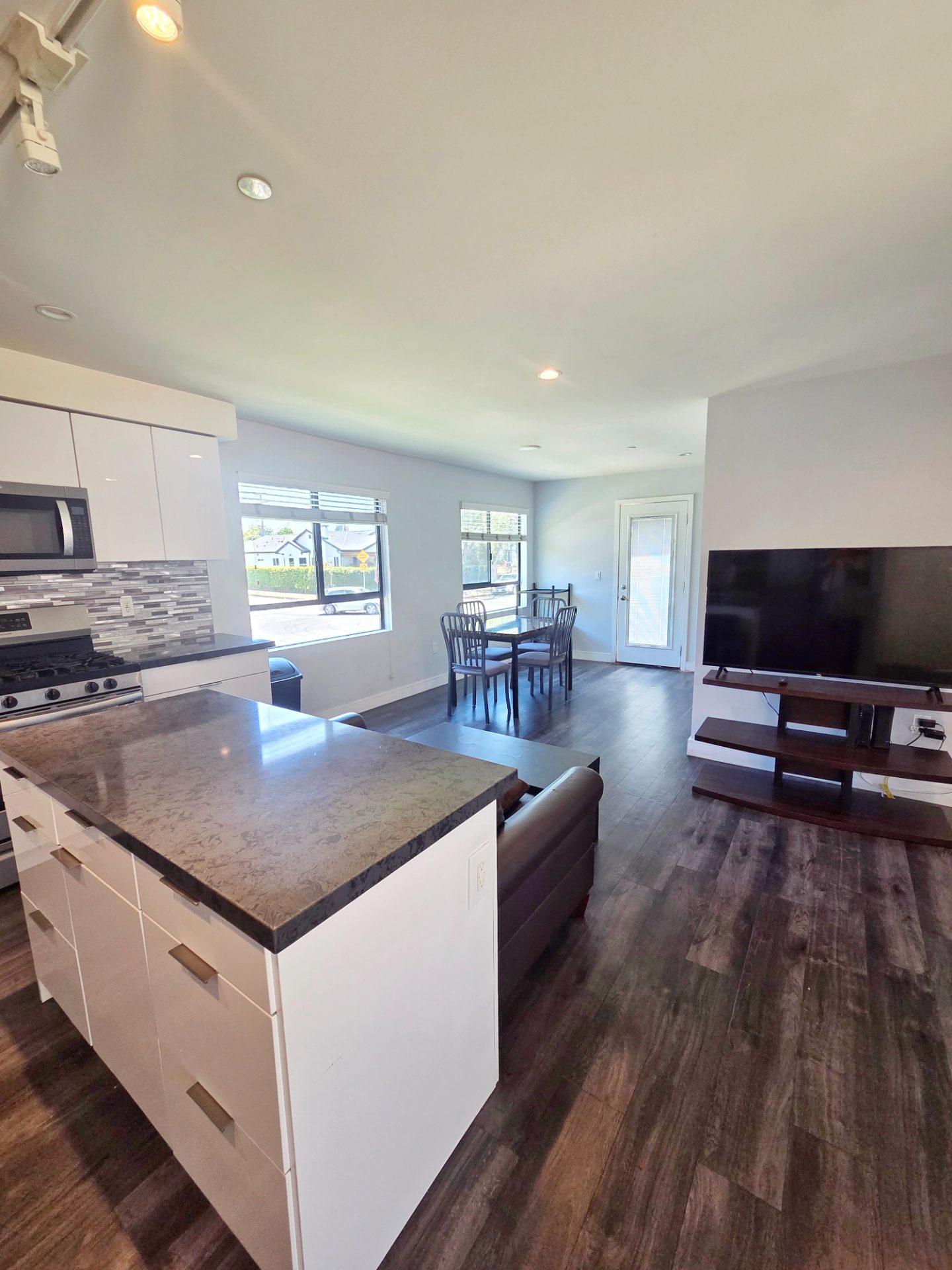 4 bedrooms for lease in West Adams area — 2651 S Hobart Blvd, Los Angeles, CA 90018 — 4 bed, 3 bath, 1,400 sqft — for lease — photo 5